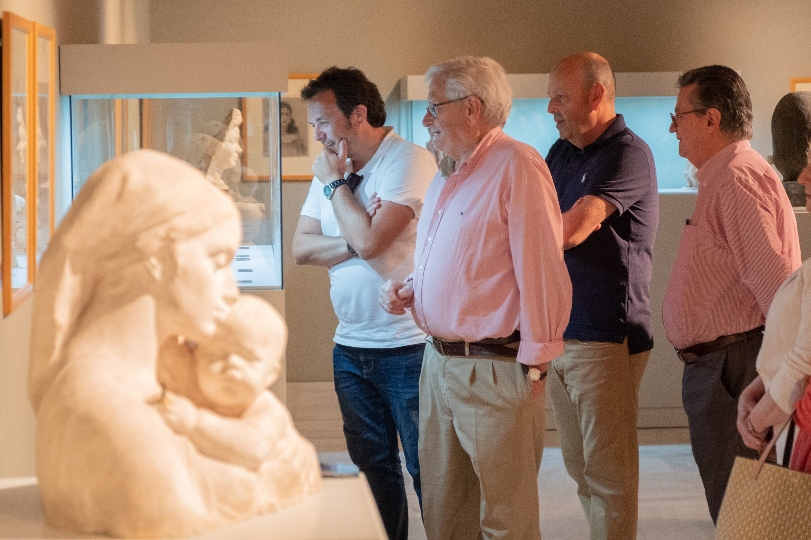 Una imagen retrospectiva de una visita del alcalde de Cádiz a la exposición de Vassallo.
