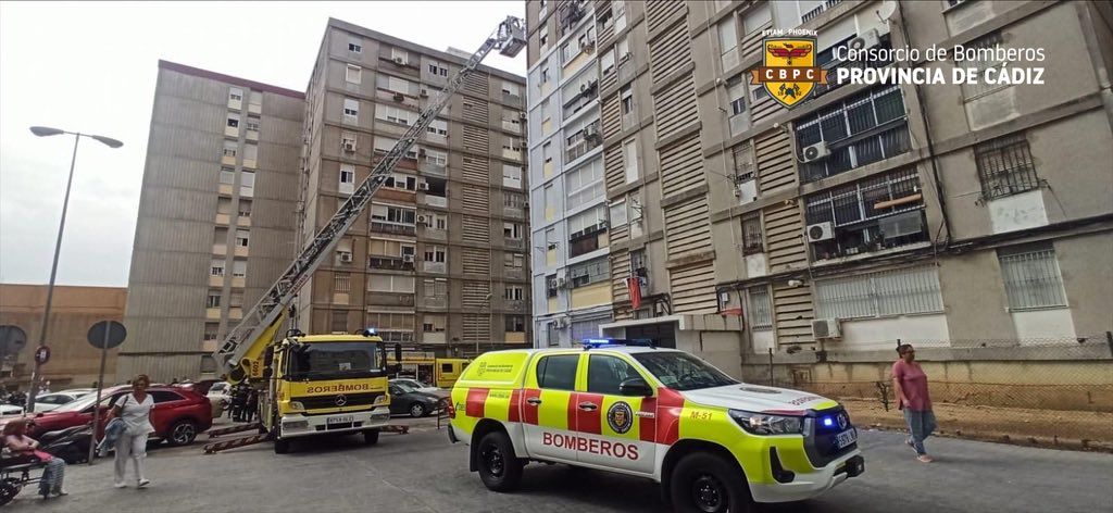 Bomberos Jerez trabajan en las labores de extinción del incendio.