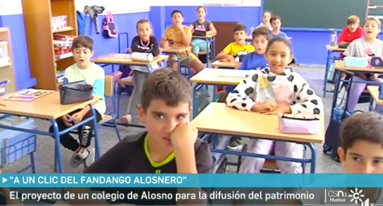 Alumnos de un colegio de Alosno, cantando un fandango y explicando su proyecto.