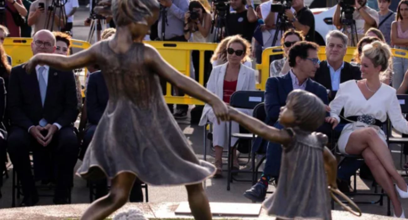 La escultura en honor de Anna y Olivia, asesinadas por su padre.