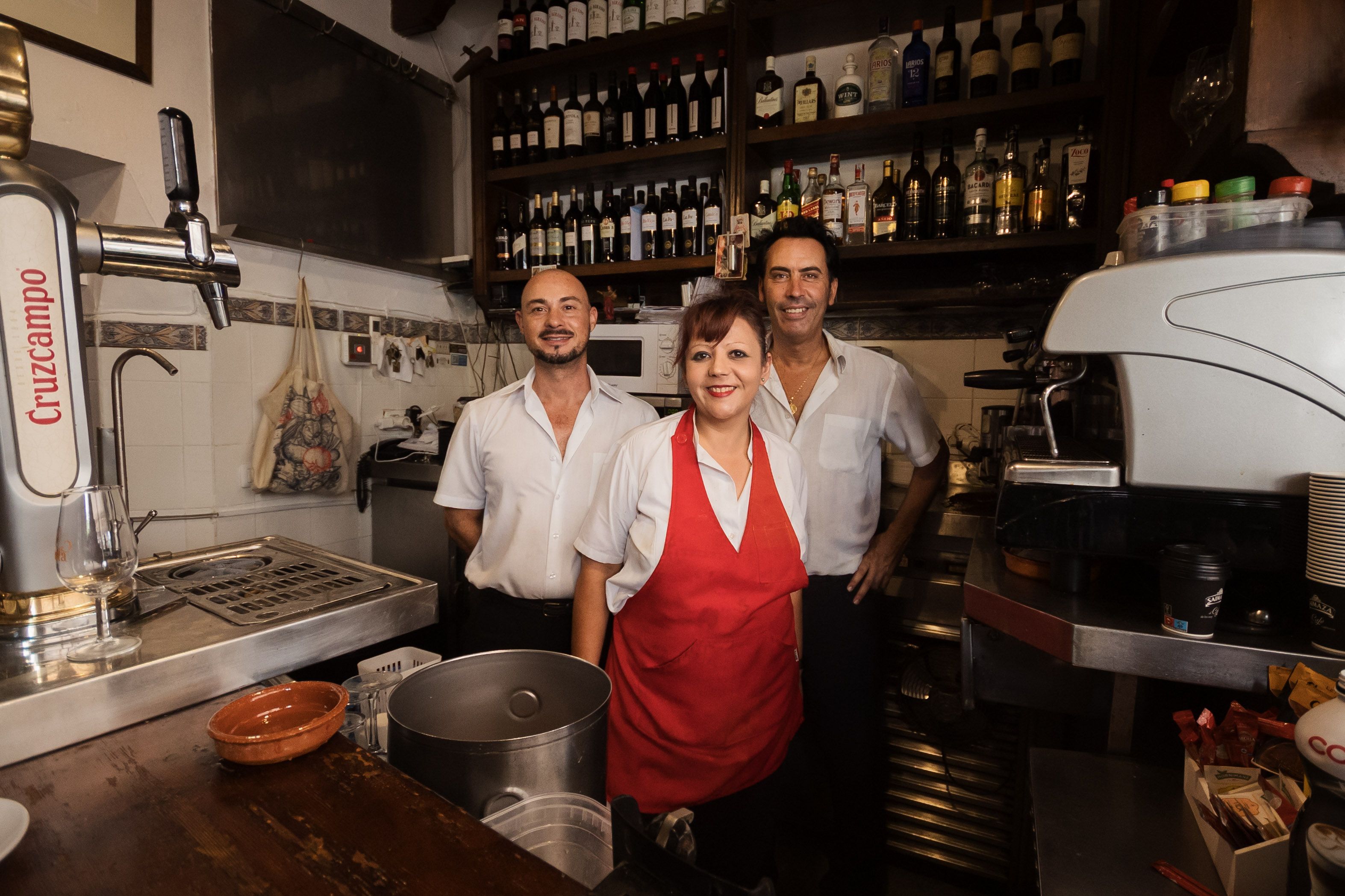 Jaime, Auxiliadora y Daniel, la familia de La Canilla.         MANU GARCÍA