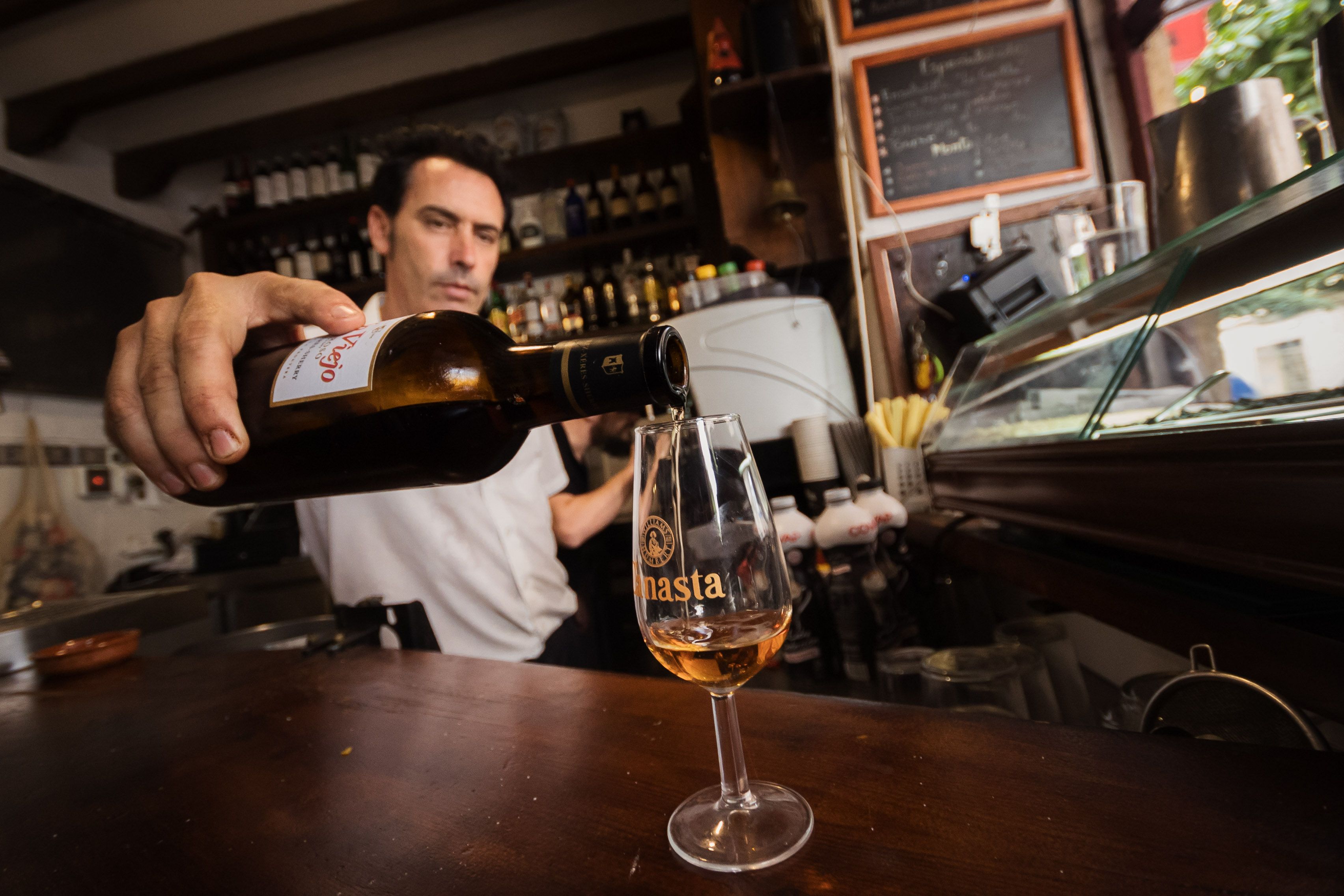 Entre flamenco y jereces: La Canilla, bastión de la jerezanía. Daniel Ortiz sirviendo una copa de oloroso.