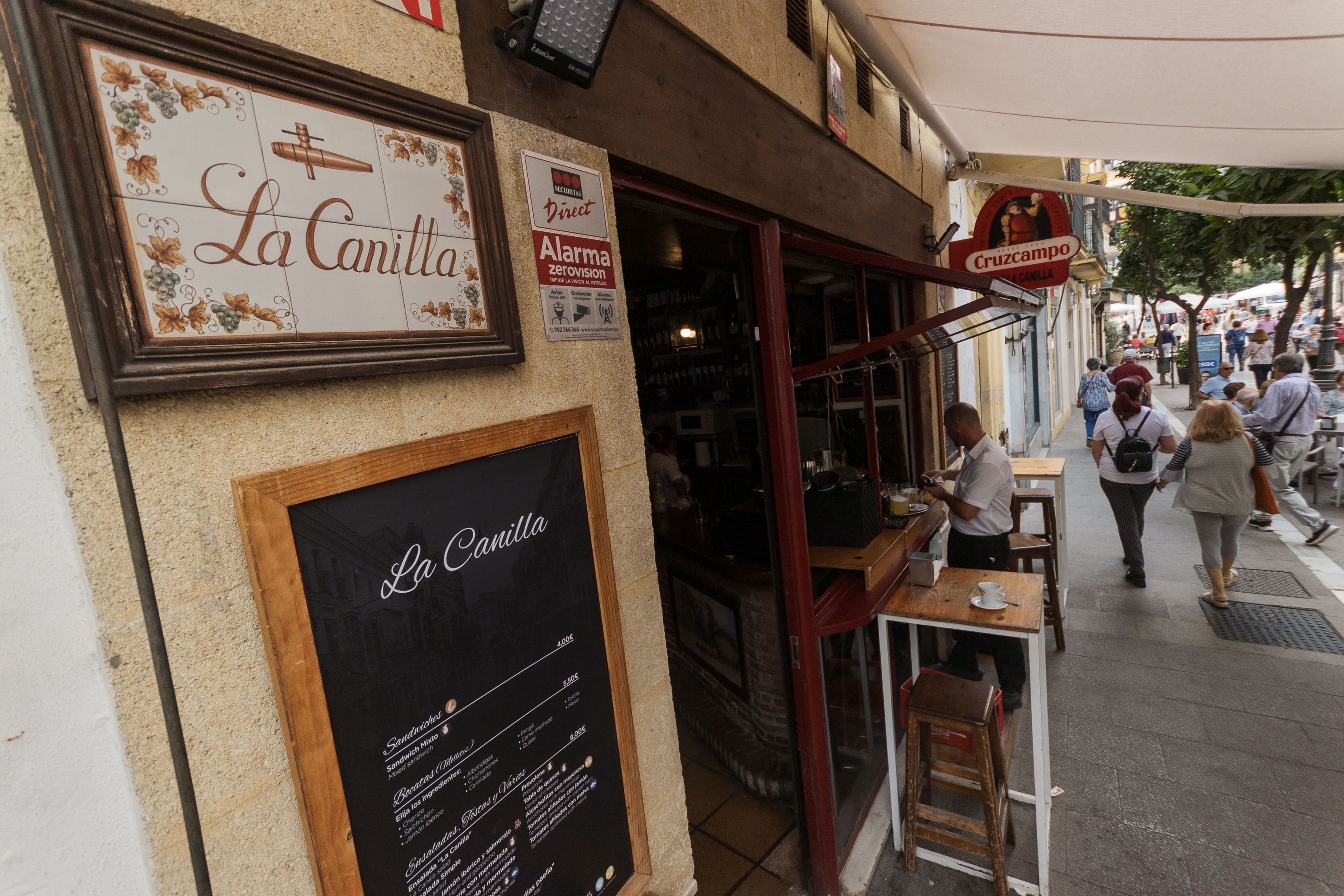 El acceso al bar en calle Larga.   MANU GARCÍA