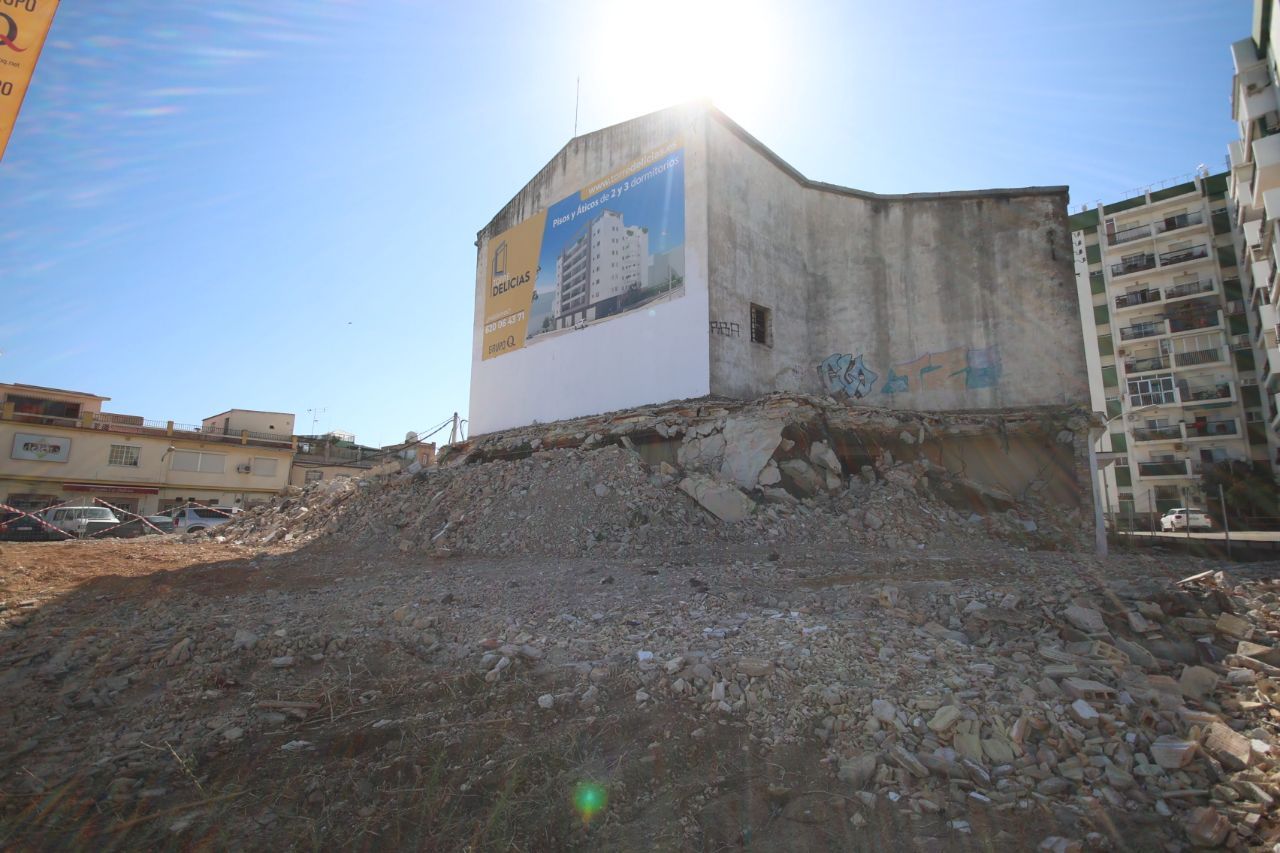 Escombros del Cine Delicias, que poco a poco ya es historia en Jerez. En su lugar, una torreta de pisos.