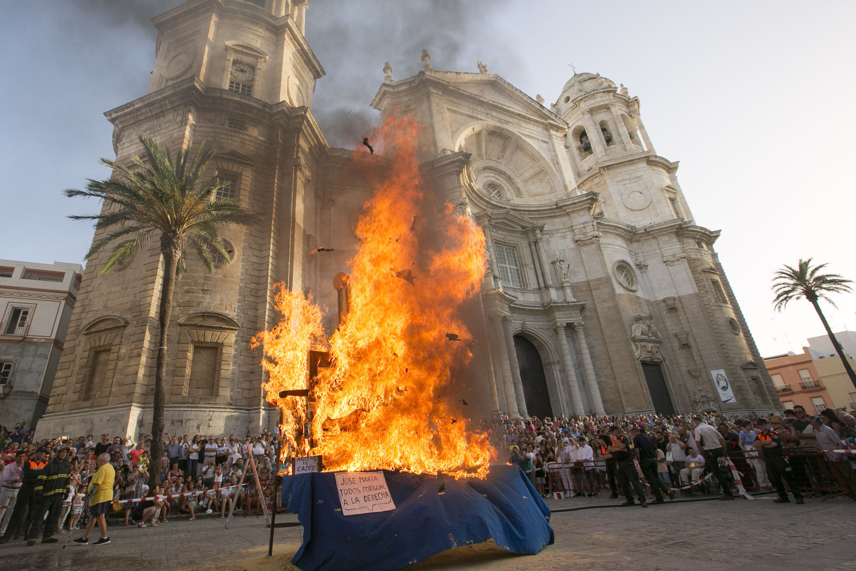 Quema de 'Juanillos' en Cádiz, ante la Catedral. FOTO: TURISMO DE CÁDIZ