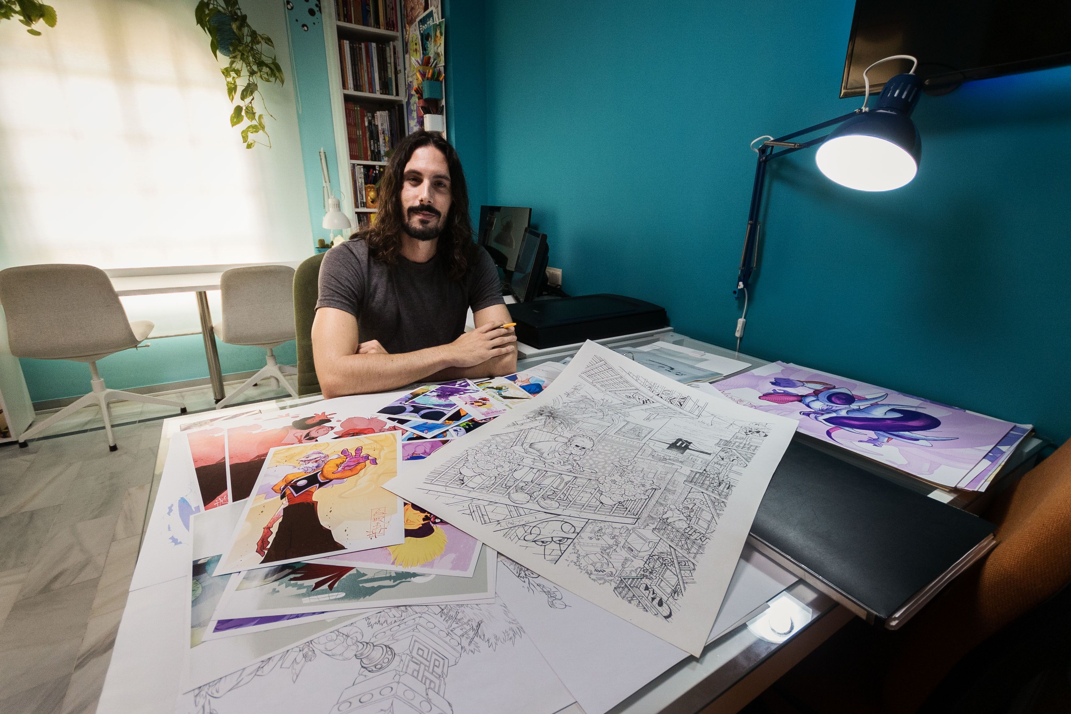 El ilustrador David Garrido en el estudio de su casa en Jerez.