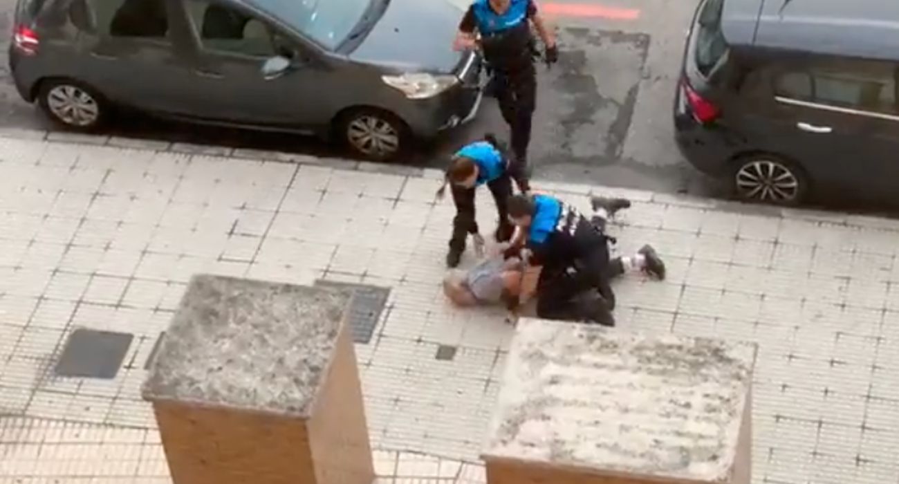 Momento en el que los agentes reducen a un hombre, presunto culpable de apuñalar a un menor.