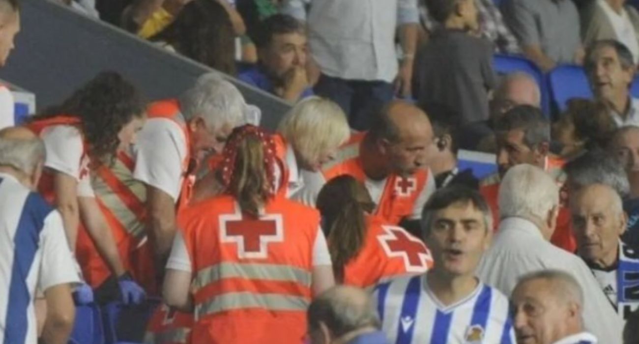 Personal sanitario, atendiendo en la grada al socio de la Real Sociedad que perdía posteriormente la vida.