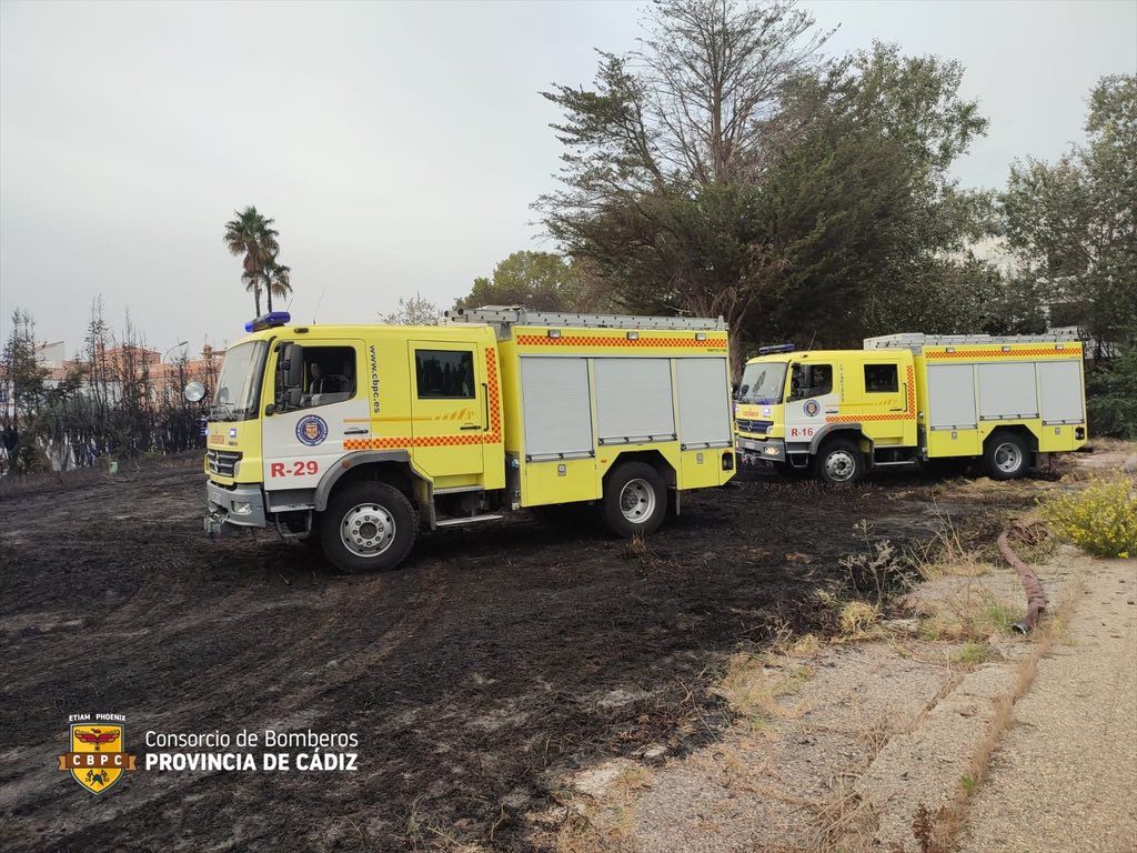 Bomberos, en las labores de extinción del incendio en la piscina municipal de Los Barrios.