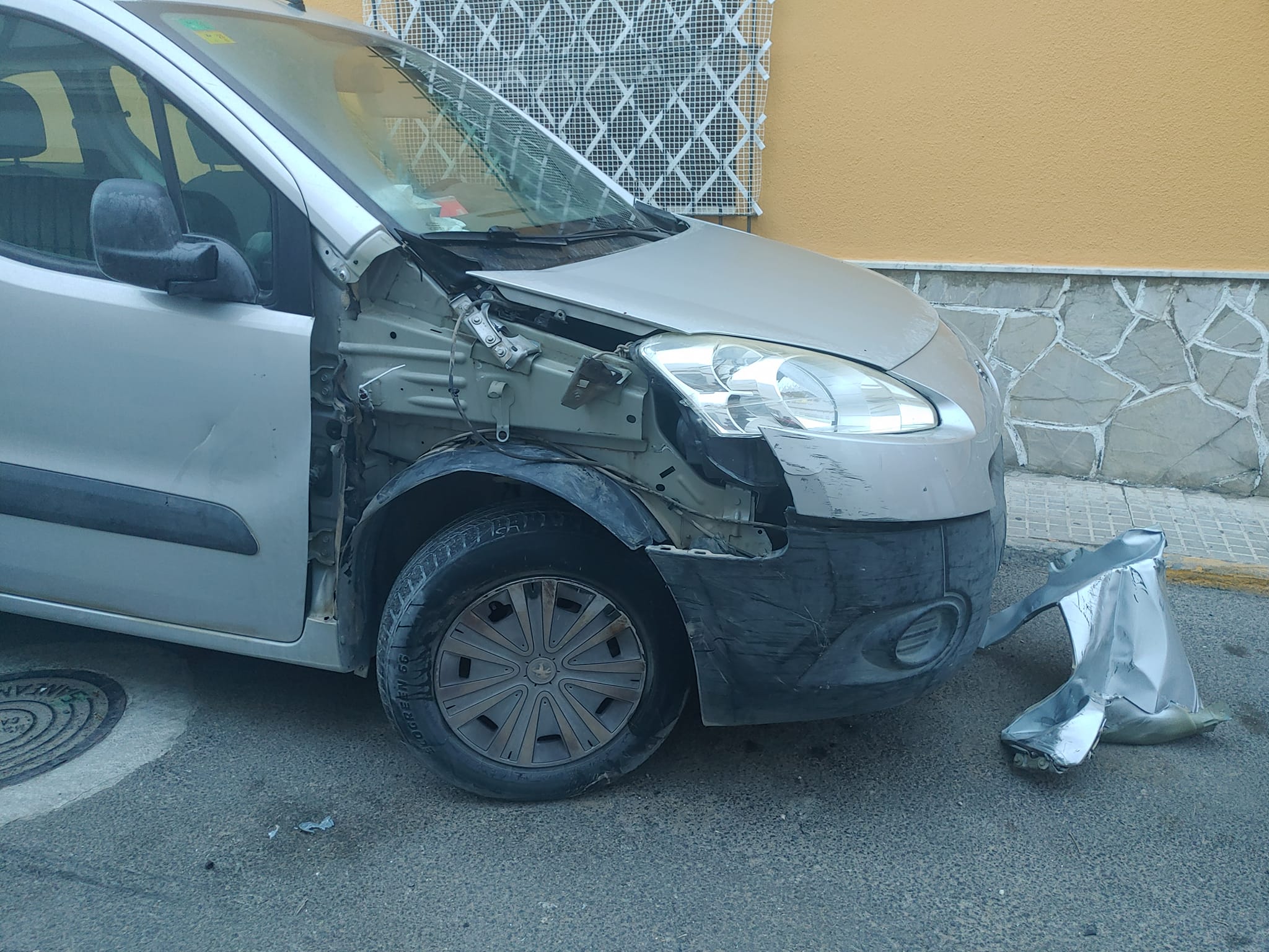 Coche destrozado en una calle de Chiclana.