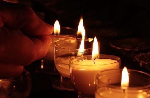 Una persona enciende una vela. La Noche de las Velas Fenicias se celebrará el próximo 5 de mayo en Chiclana.