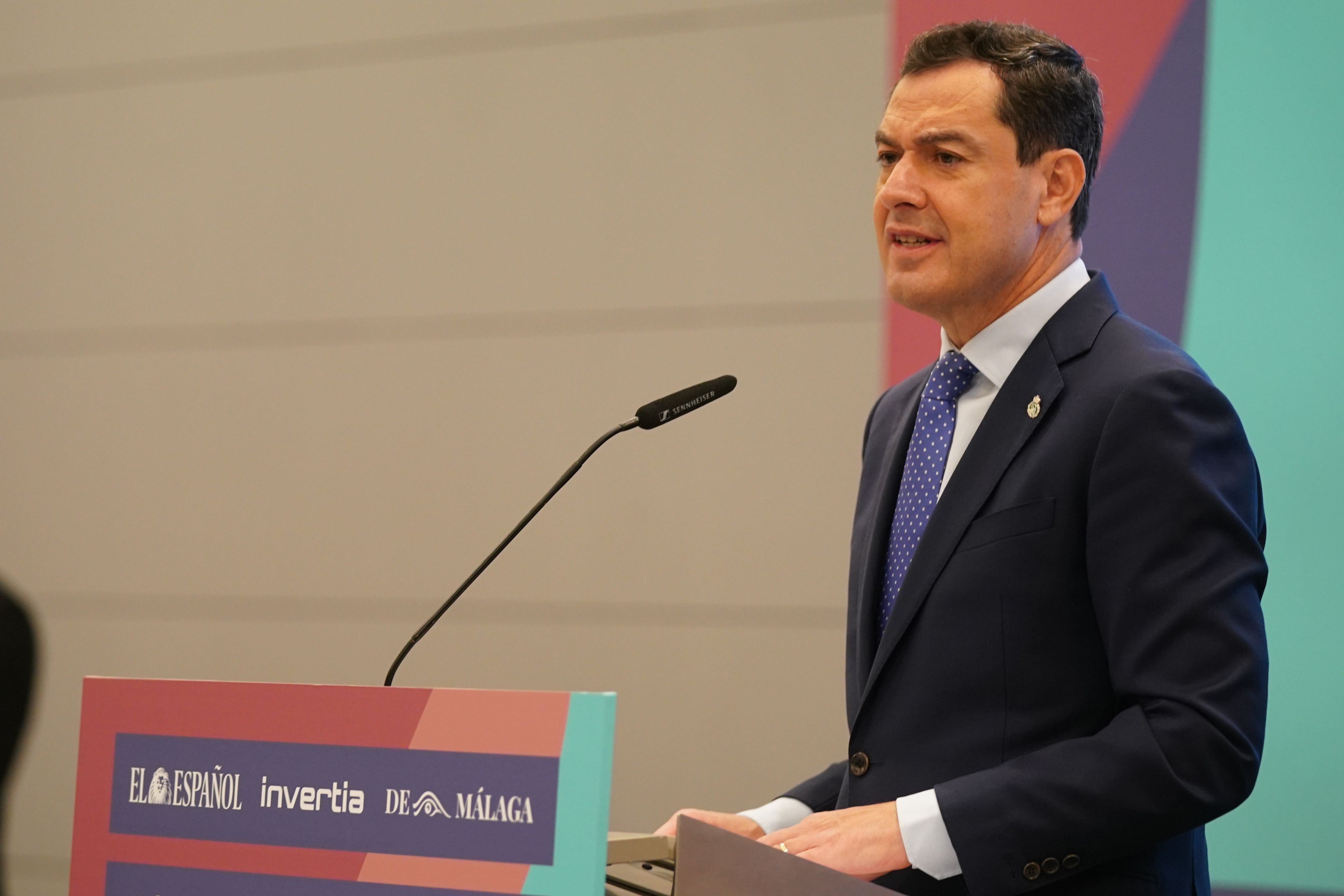 El presidente de la Junta de Andalucía, Juan Manuel Moreno, anunciando inversiones en I+D+i.