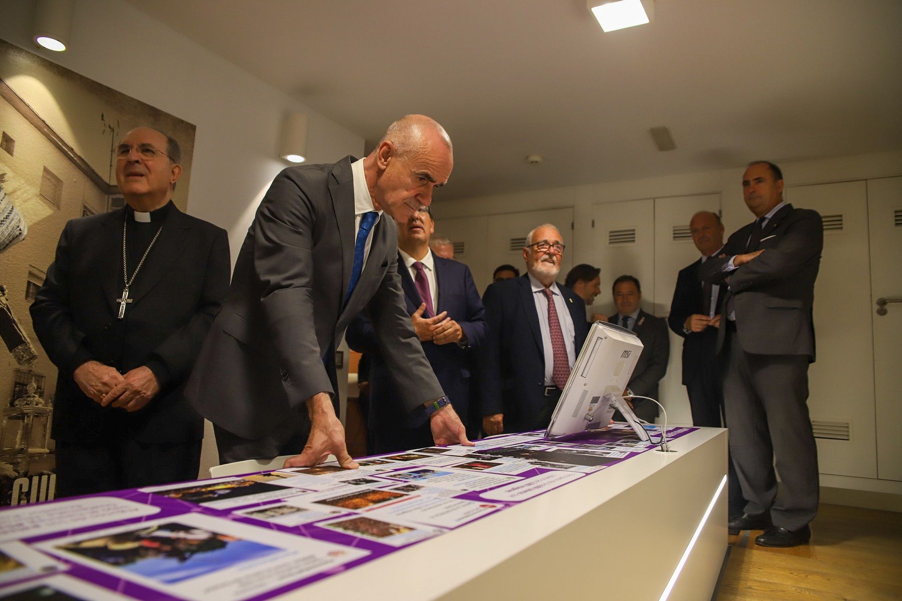 El alcalde de Sevilla, Antonio Muñoz, y el arzobispo emérito hispalense, Juan José Asenjo, visitando la exposición. 