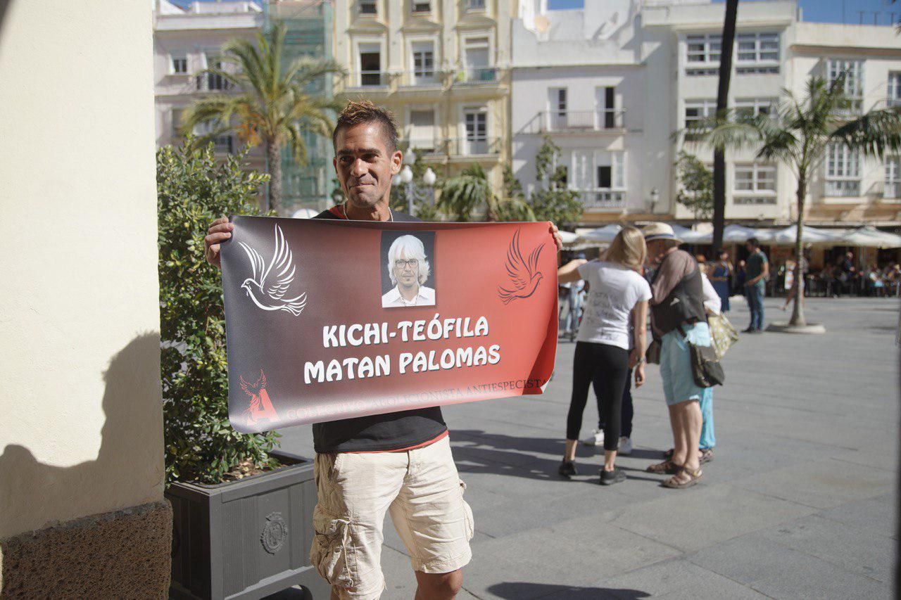 Protestas contra el sacrificio de palomas, durante el pasado pleno de investidura en Cádiz. FOTO: JUAN CARLOS TORO