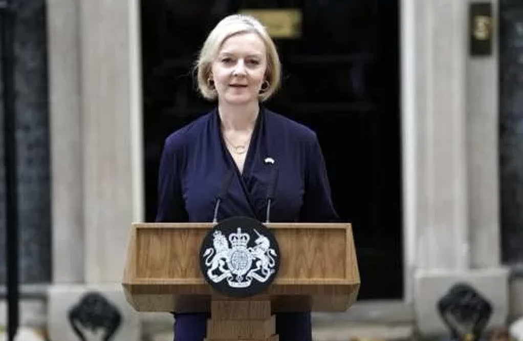 Liz Truss en el momento de anunciar su renuncia, en una imagen de BBC.