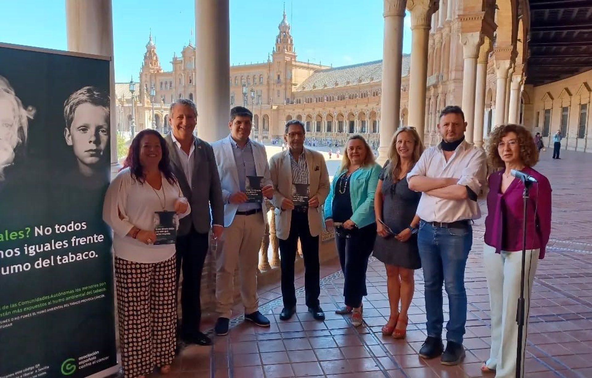 Imagen de archivo de la presentación de la campaña 'Espacios Sin Humos' de la AECC en la Plaza de España de Sevilla.