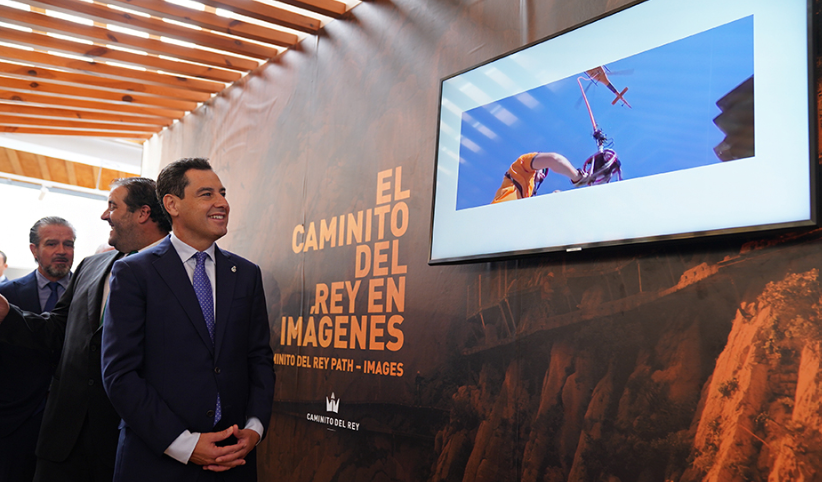 El presidente de la Junta de Andalucía, Juanma Moreno, ha participado en la inauguración del Centro de Acogida de Visitantes en el Caminito del Rey en Málaga.