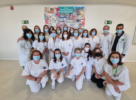 Profesionales del laboratorio de Microbiología en el Hospital de Jerez.