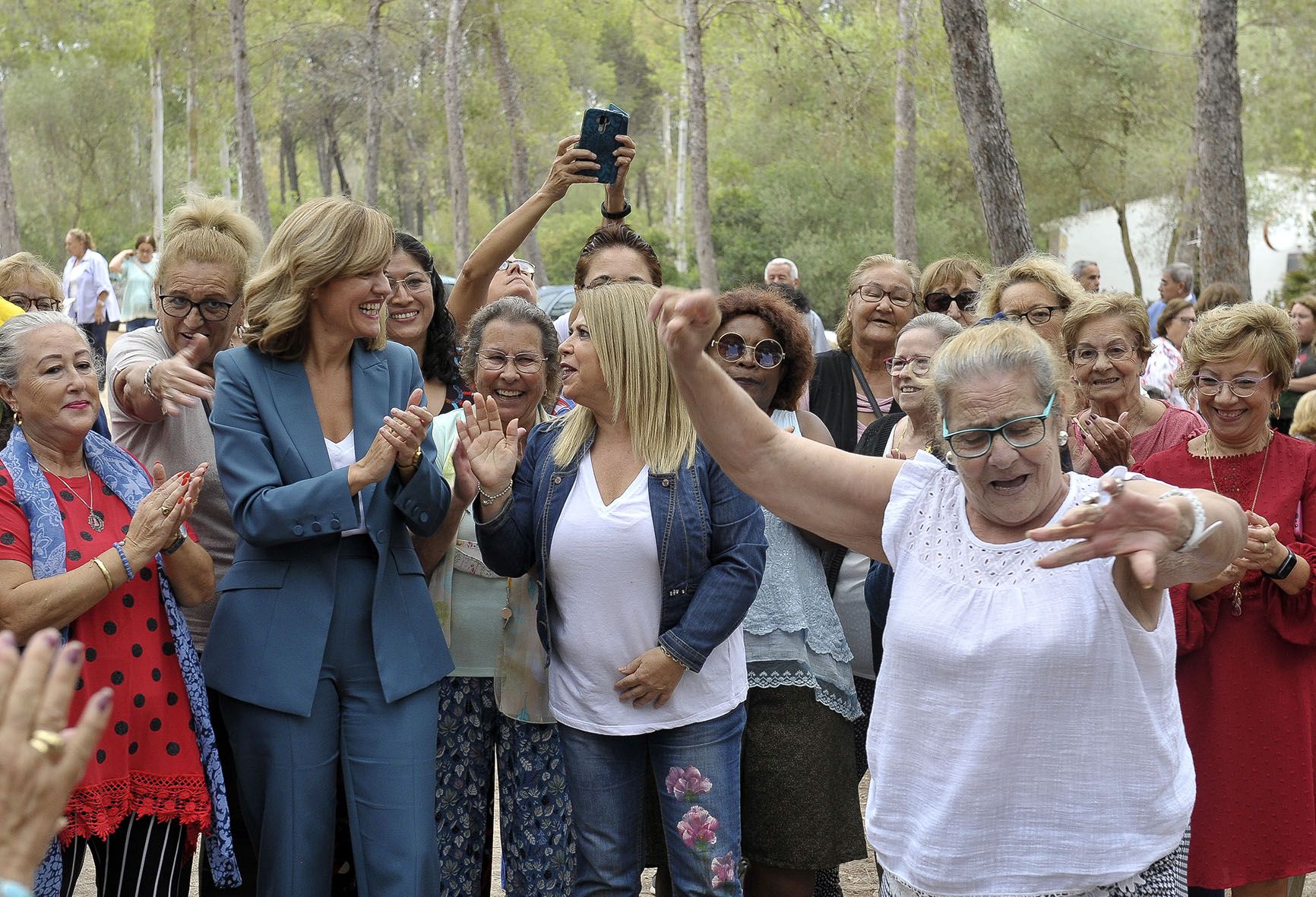Imagen de la ministra de Educación, Pilar Alegría, junto a la alcaldesa de Jerez, Mamen Sánchez, en el parque de Las Aguilillas.