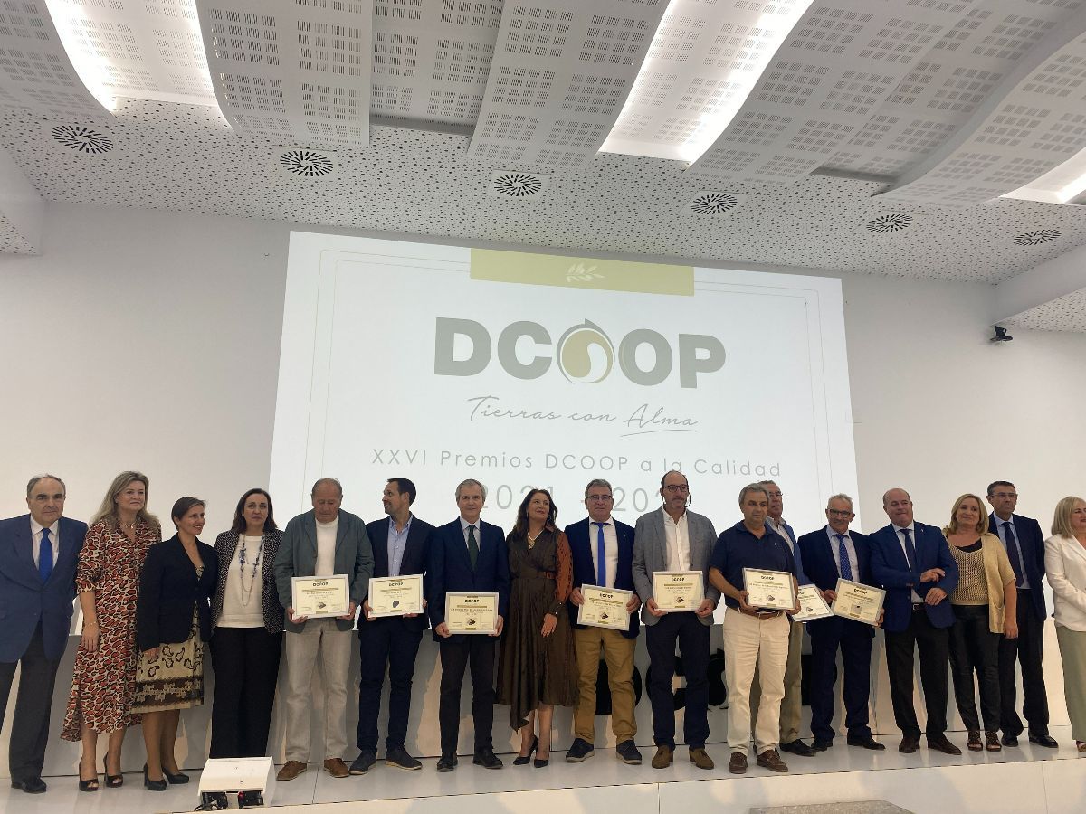 Los cooperativistas premiados con la consejera de Agricultura, Carmen Crespo. DCOOP