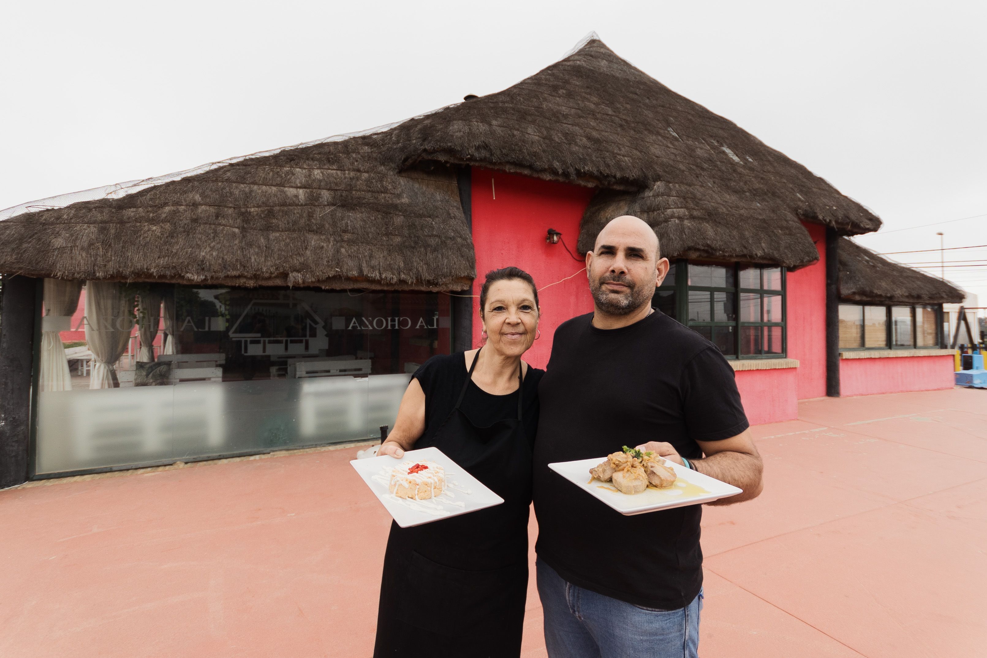 Mila y Juan Carlos delante de la choza en El Puerto.