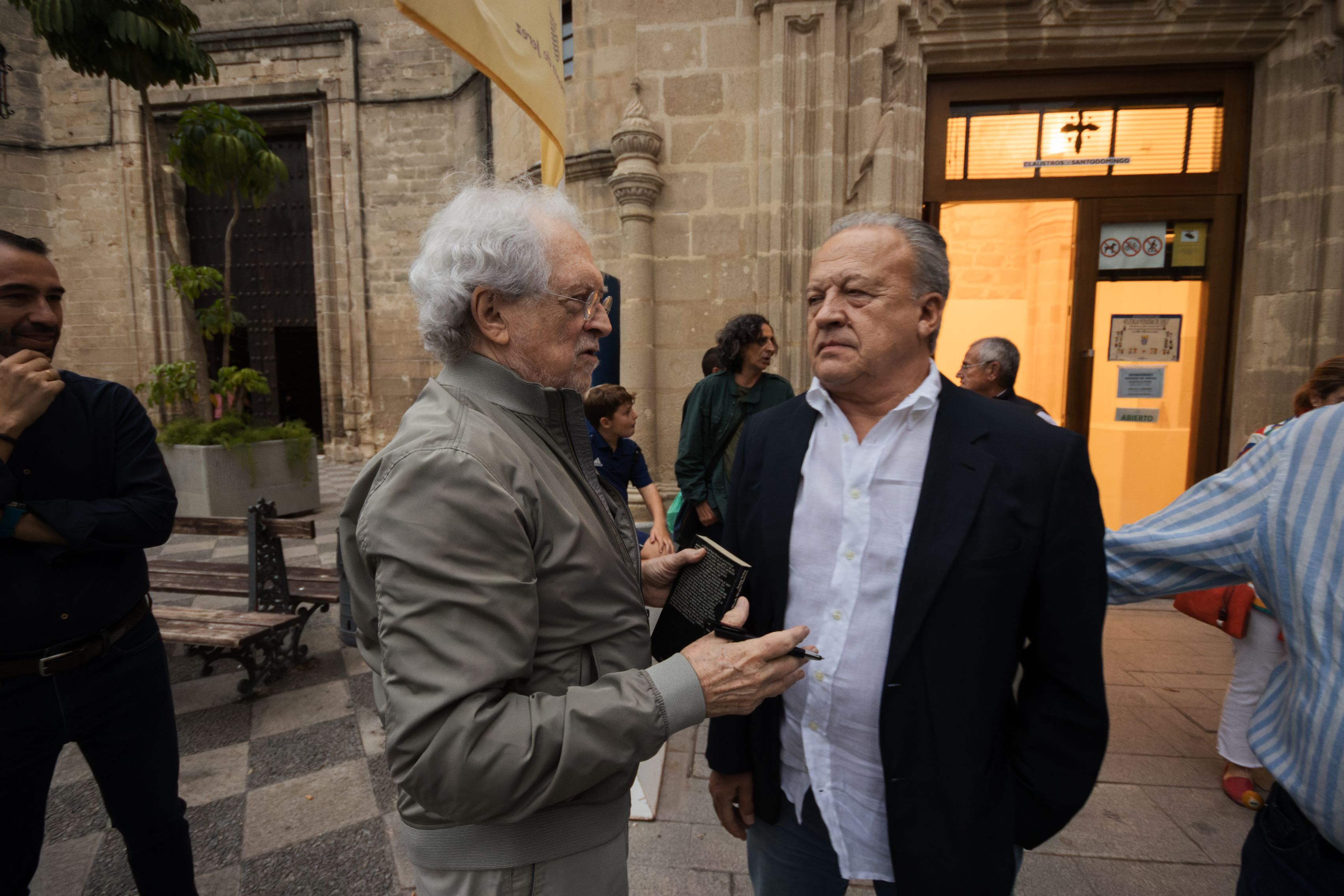 Artistas, abuelos entrañables, submarinos misteriosos y un poco de rock.  Alejandro Rojas Marcos y Pedro Pacheco, esta semana en Jerez.