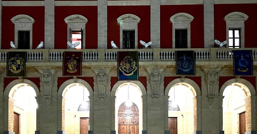 El ayuntamiento de San Fernando con las banderas de Harry Potter.