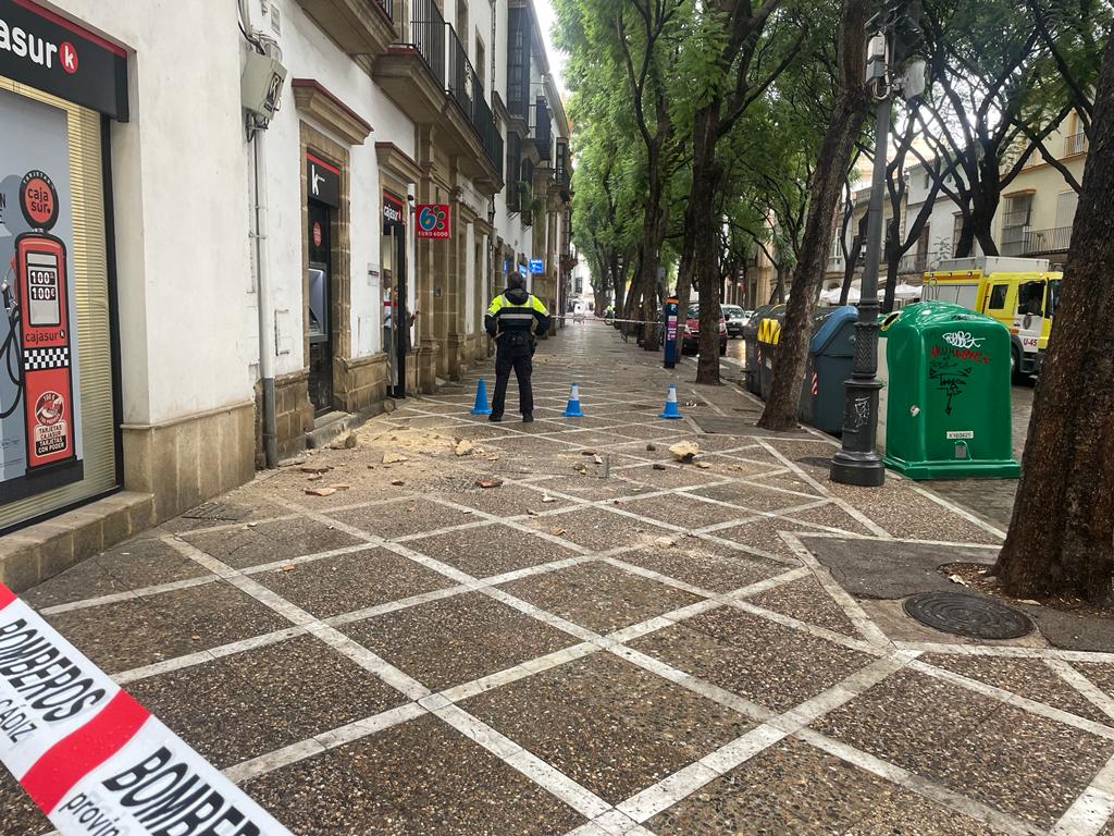 Unos cascotes se han desprendido sobre una sucursal de Caja Sur en la Calle Porvera de Jerez.