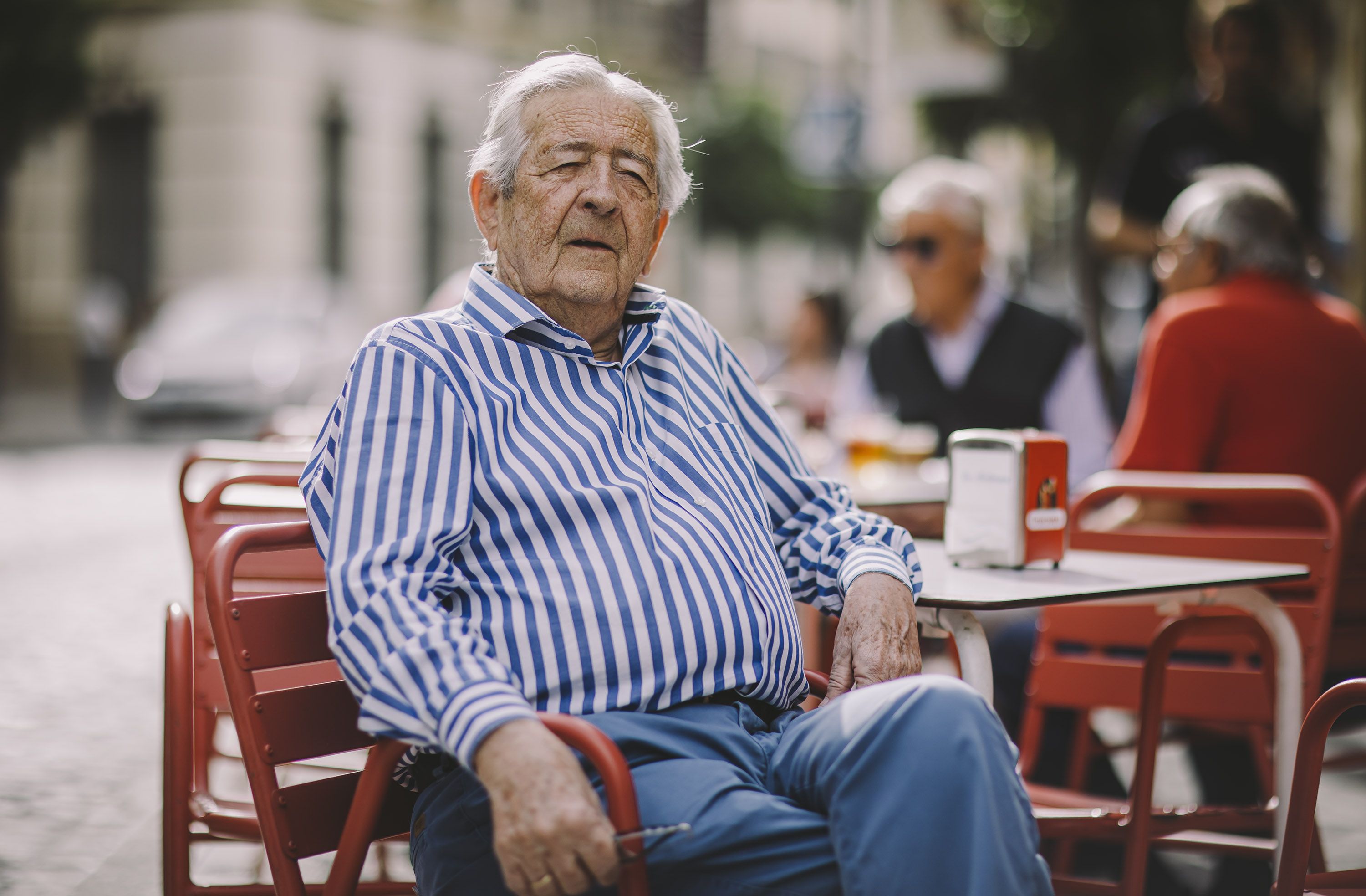 Alfonso Rodríguez en una terraza en calle Larga.