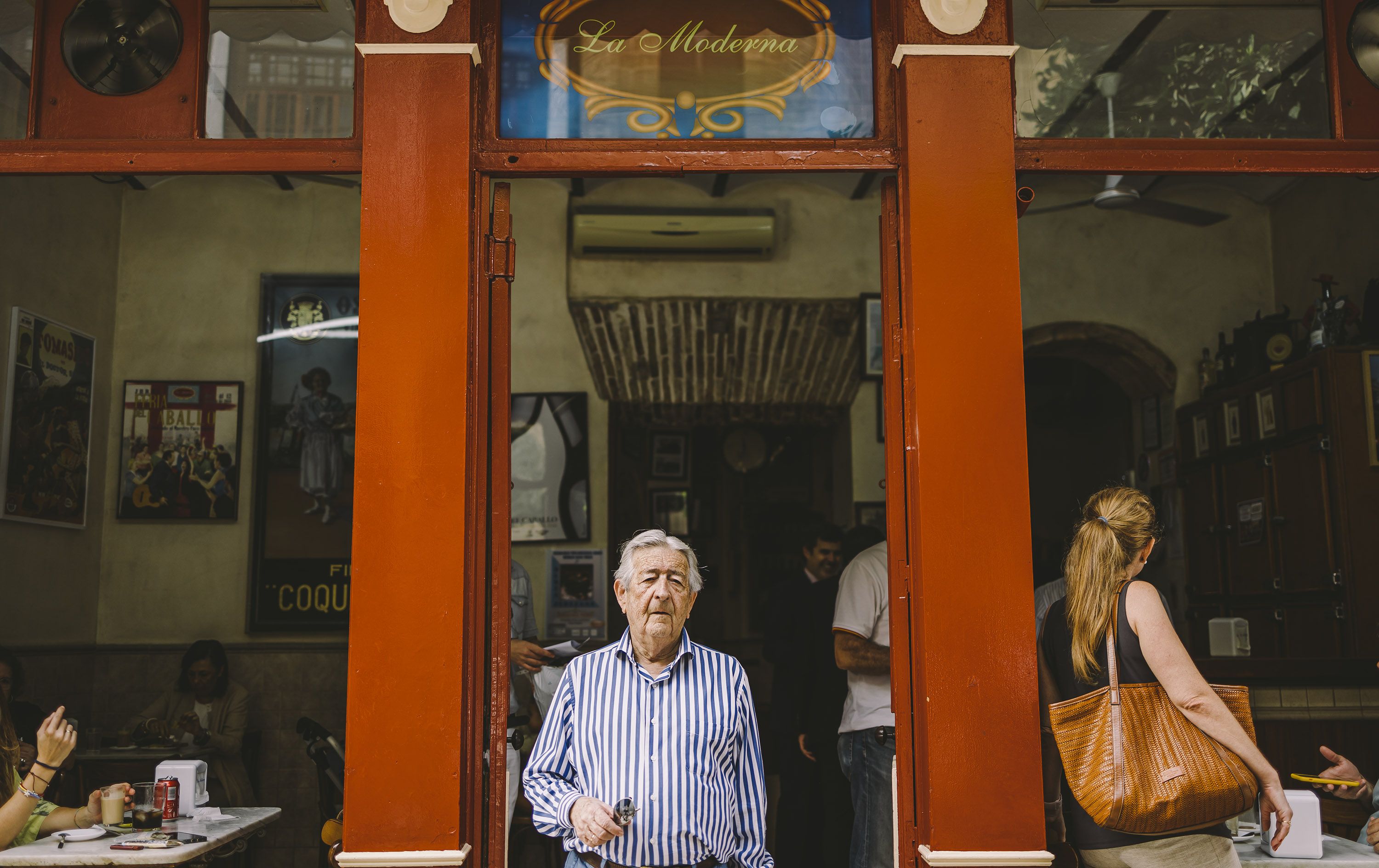 El empresario jerezano enmarcado por la puerta del bar.     ESTEBAN