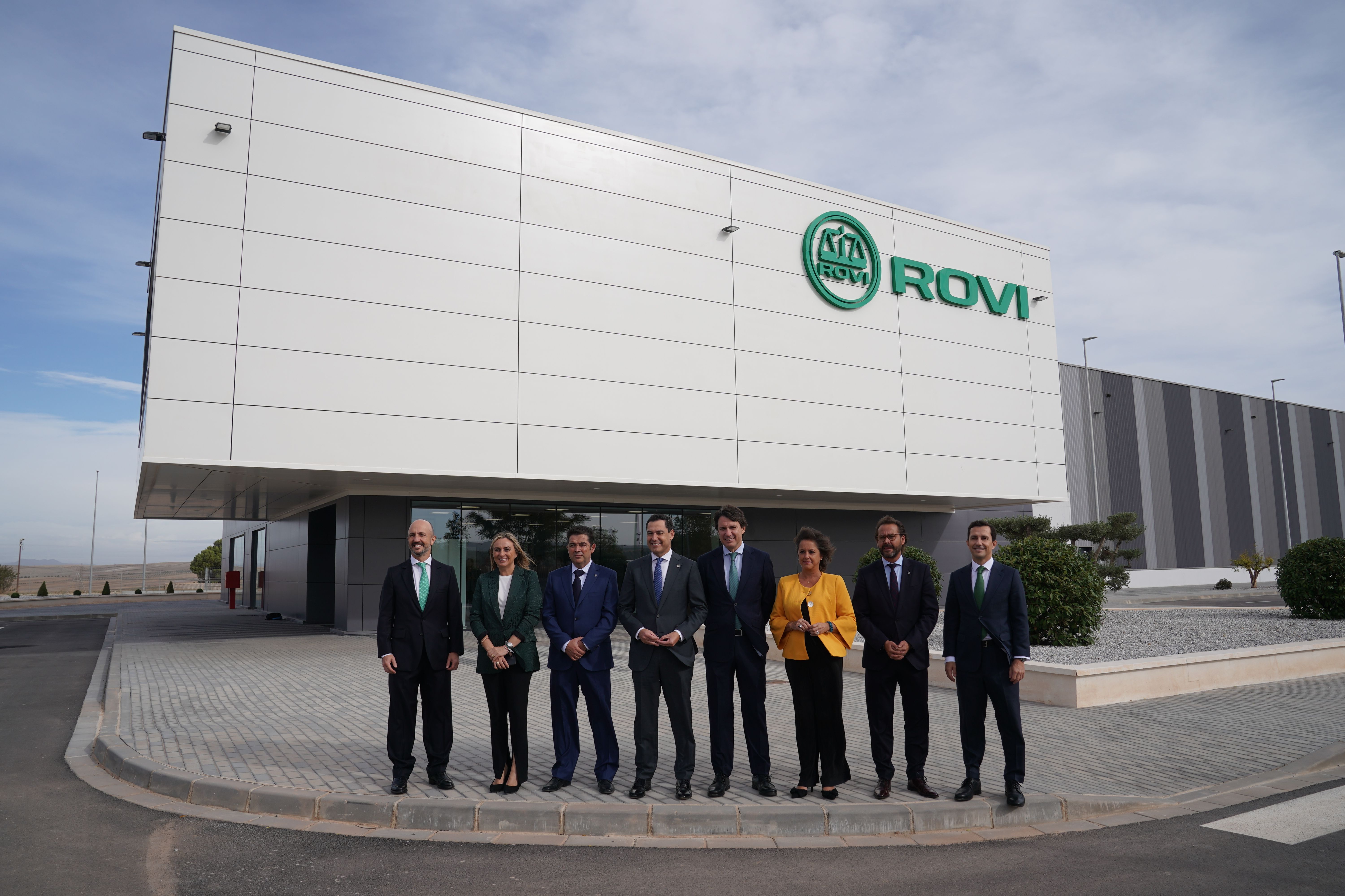 El presidente Juanma Moreno, en su visita a la planta de Rovi en Granada, que ha salido adelante dentro de la Unidad Aceleradora de Proyectos.