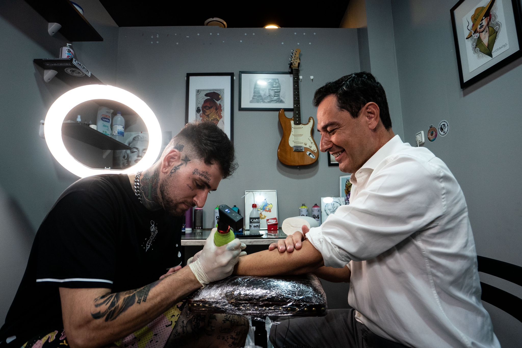 El presidente haciéndose el tatuaje de la victoria