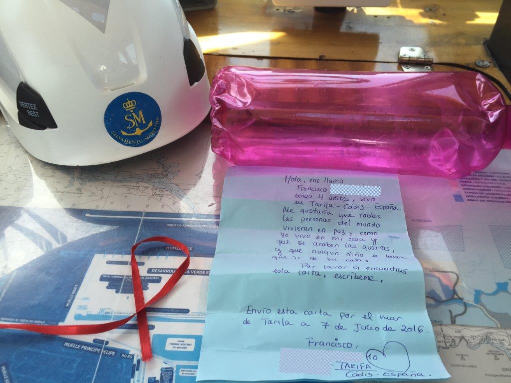 El mensaje en una botella que fue encontrada en 2016 por un funcionario de Salvamento Marítimo.