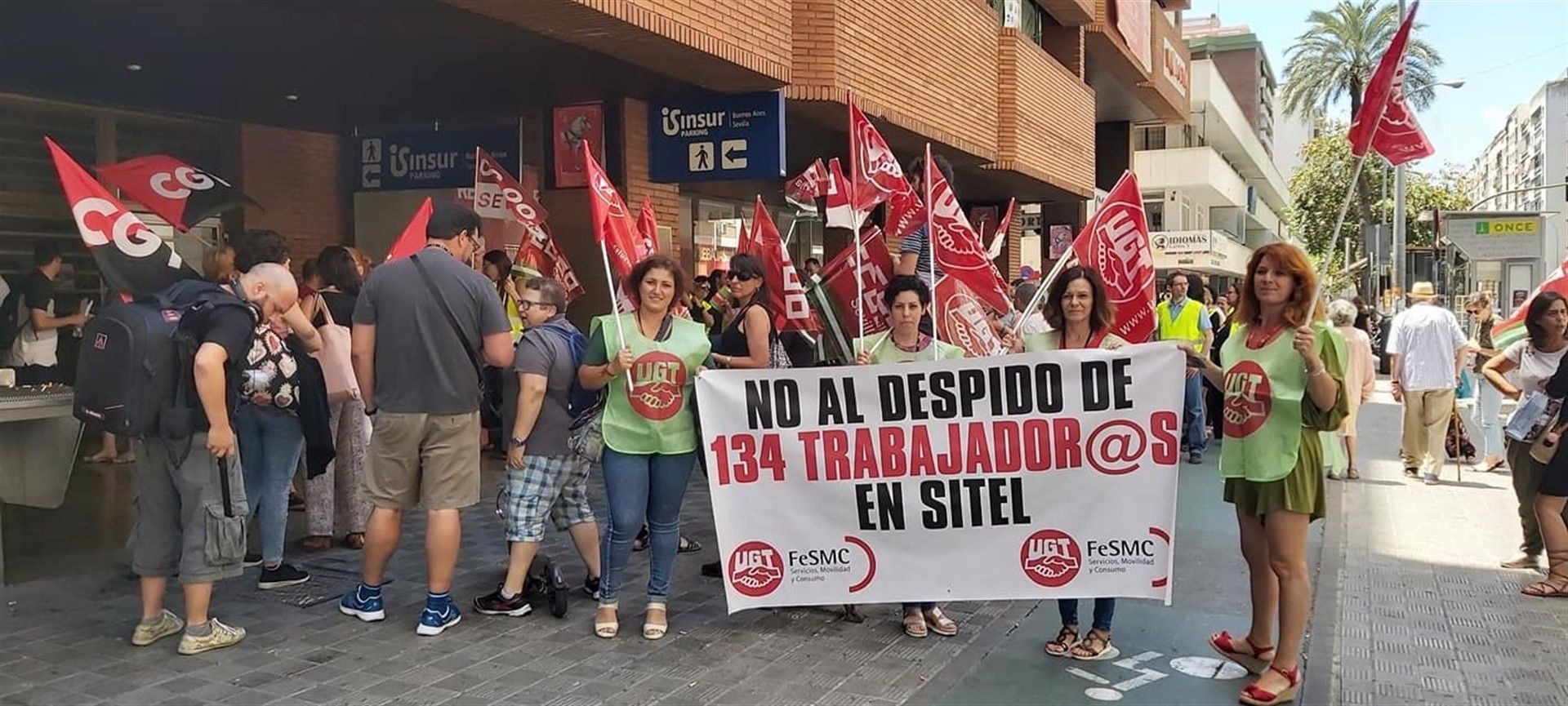 Los trabajadores de Sitel en Sevilla en una de las protestas.