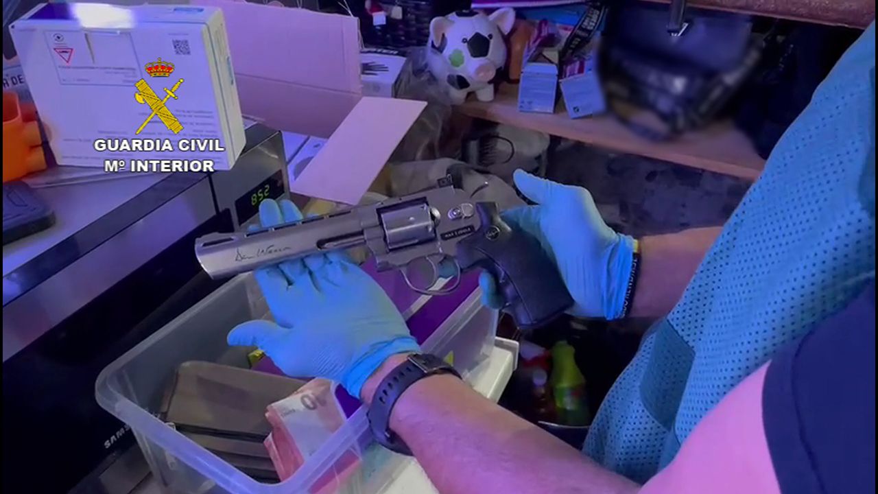 La Guardia Civil ha interceptado diferentes sustancias, armas y herramientas para pesar la mercancía en Sevilla.