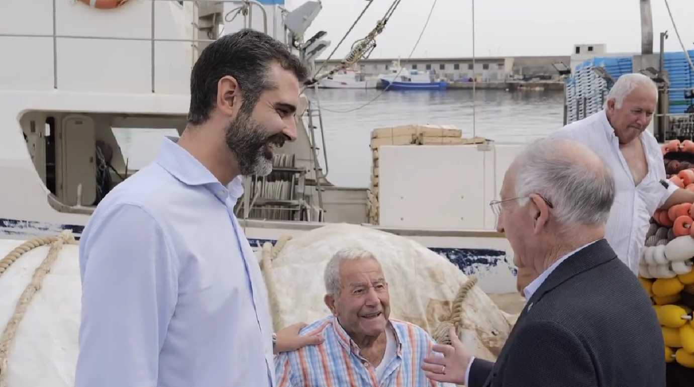 Imagen de Ramón Fernández-Pacheco durante la visita a las obras que está realizando la Junta de Andalucía en la lonja de Roquetas de Mar.