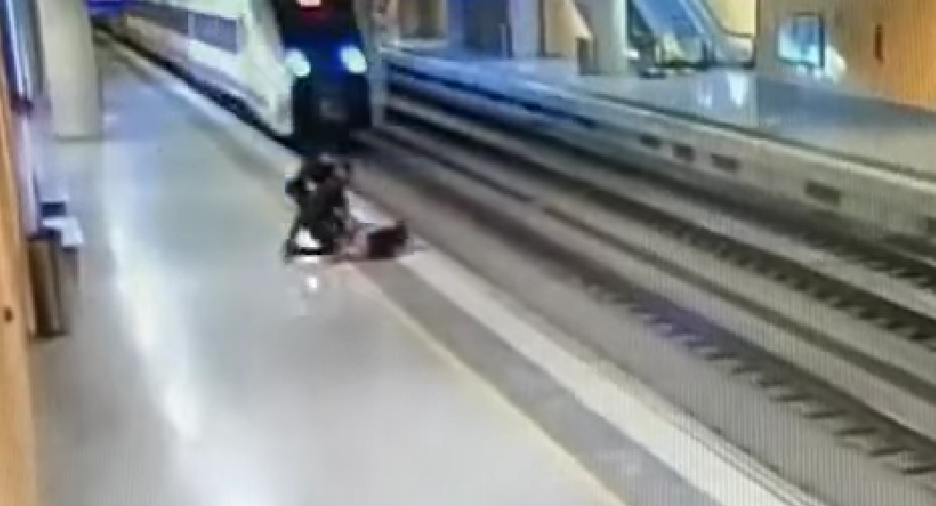 Dos policías evitan que una persona sea arrollada por un tren en la estación de Puerto Real.