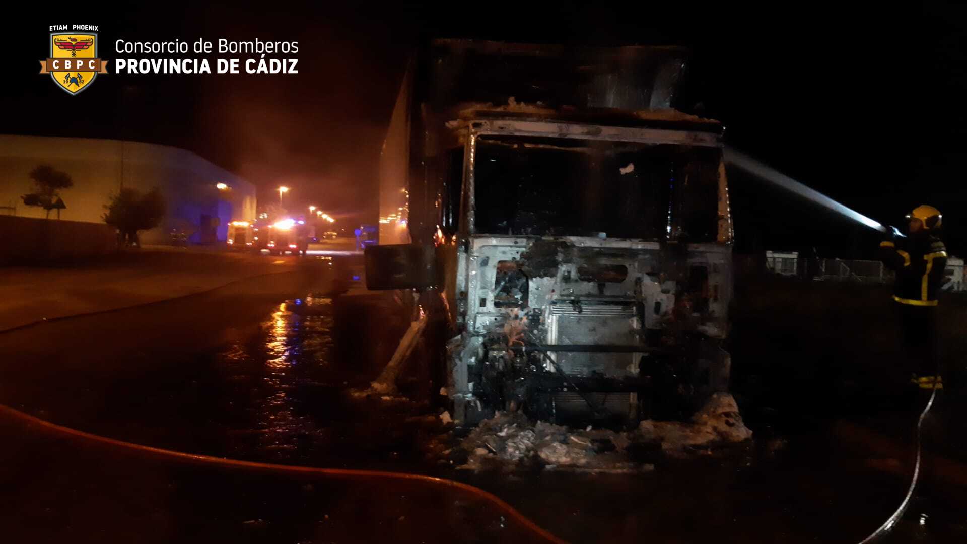Imagen de uno de los camiones afectados por el fuego en la Ciudad del Transporte.