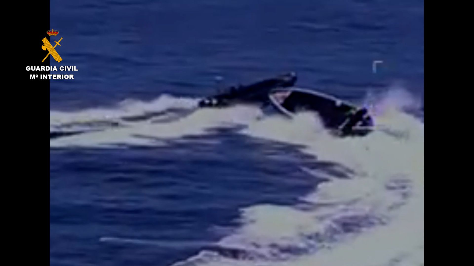 Imagen de la peligrosa persecución entre la Guardia Civil y los narcotraficantes frente a la costa de Huelva.