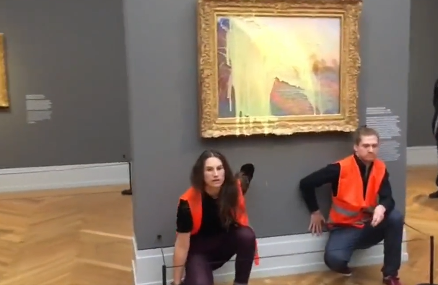 Imagen de los activistas tras atacar un cuadro de Monet en un museo de Alemania.