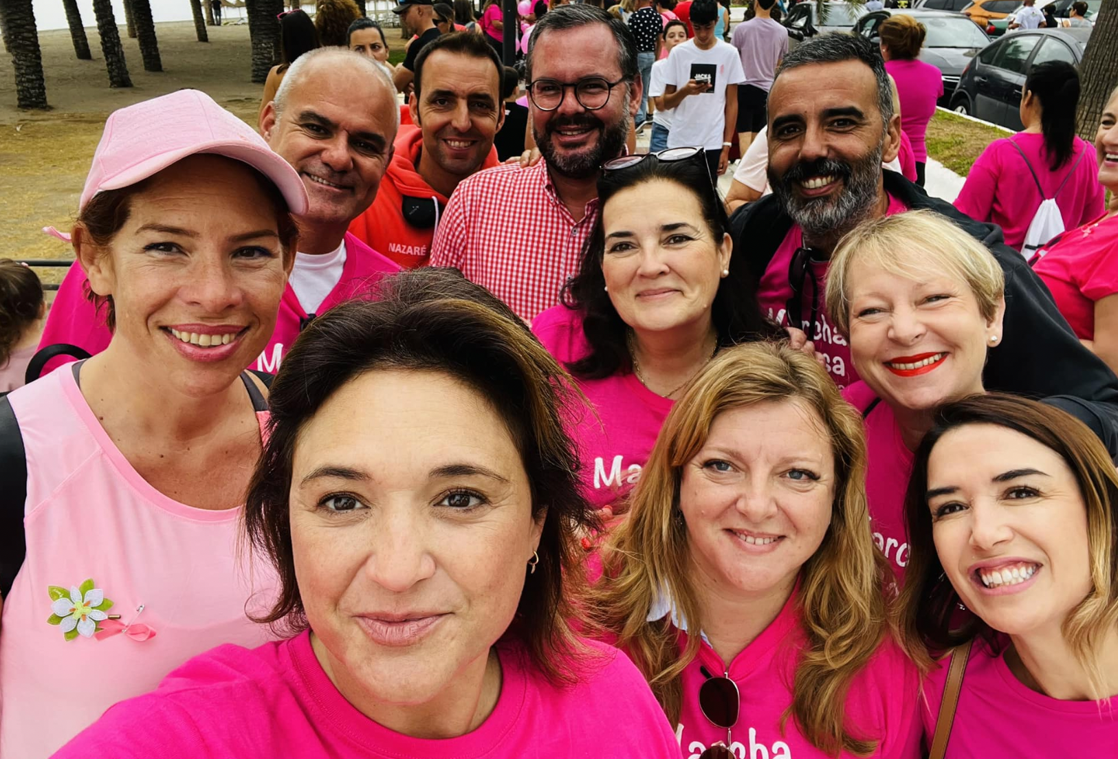 La alcaldesa de Torremolinos, en primer término en la imagen, anuncia que padece cáncer de mama.