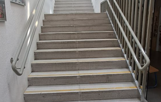 Barandilla doble en el colegio público de Cádiz que se ha adaptado para una alumna con discapacidad visual.