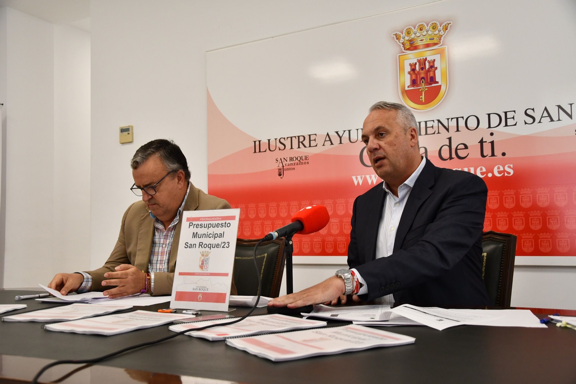 El alcalde de San Roque, Juan Carlos Ruiz Boix, en rueda de prensa de presentación de los presupuestos para 2023.