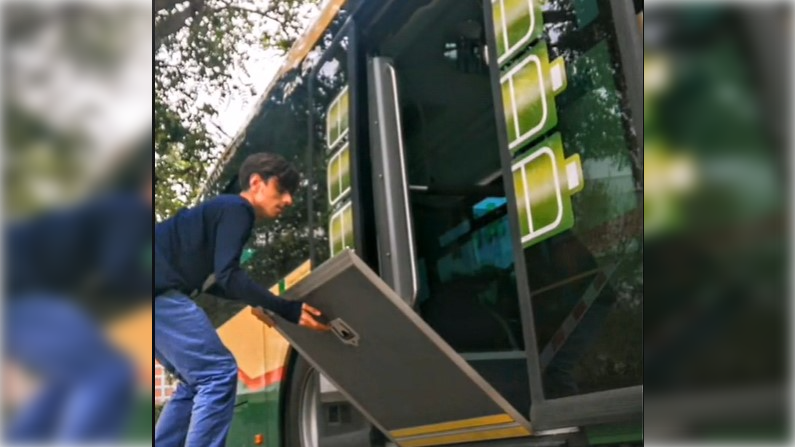 Alejandro, el joven que apasionado de los autobuses en Cádiz. 16x9