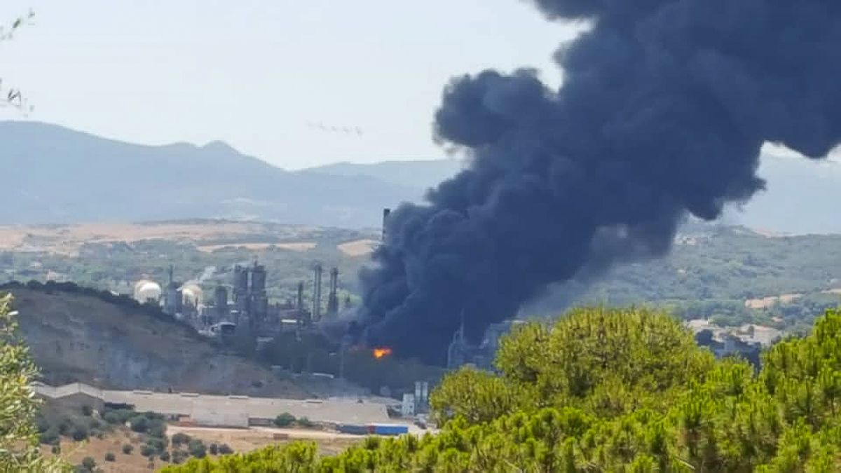 El enorme incendio en una nave con PTA, visible en todo el Campo de Gibraltar.