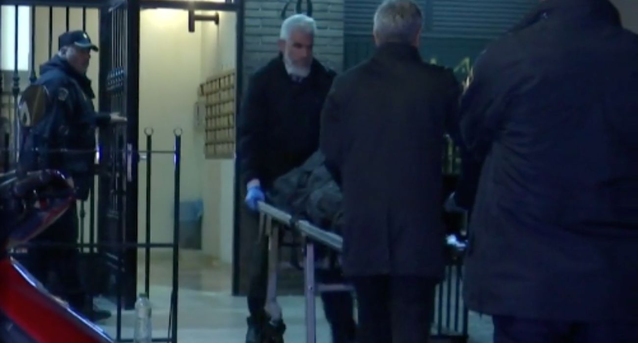 Los servicios funerarios trasladando el cadáver de la vecina asesinada por un hombre.