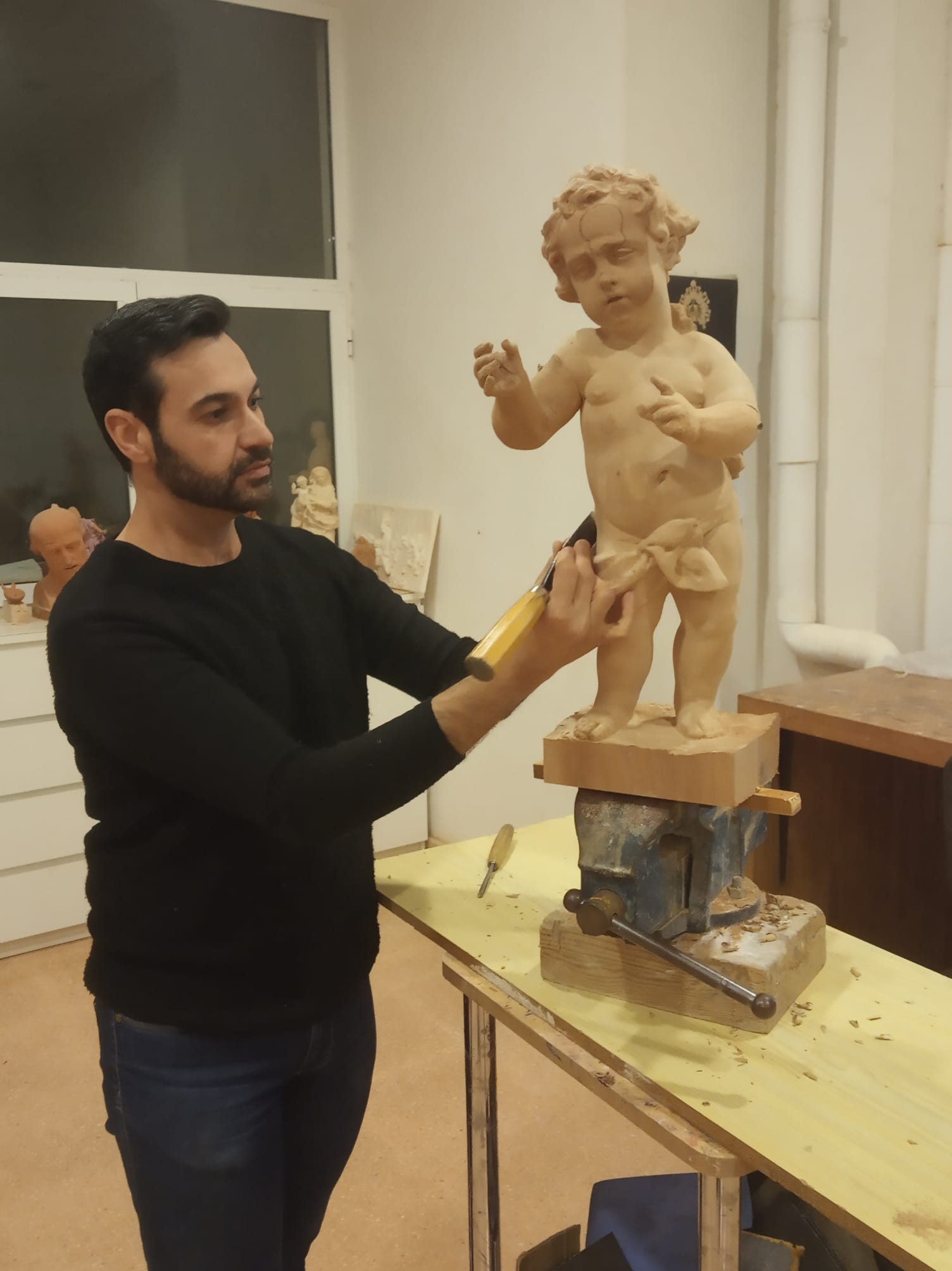 Ramón Cuenca en plena labor de talla en su taller en Cox (Alicante). 