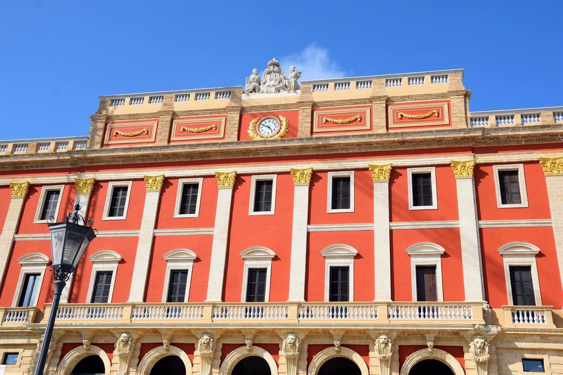 El Ayuntamiento de San Fernando, cuya fachada puede verse en la imagen de archivo, abonará la 'paguilla' extra de 2022 a sus empleados antes de final de año.