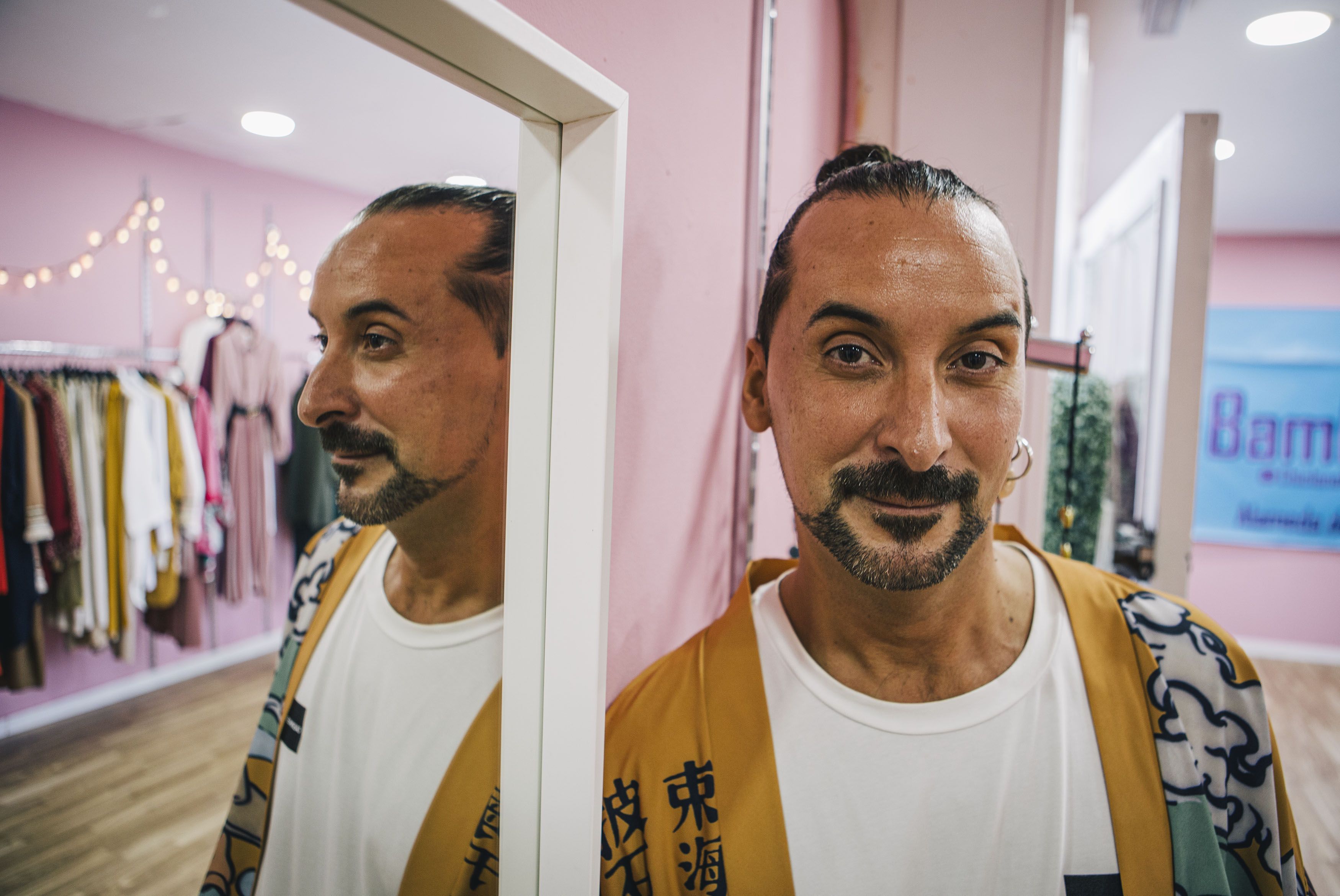 Marcos posa frente a un espejo en la tienda de Chiclana.