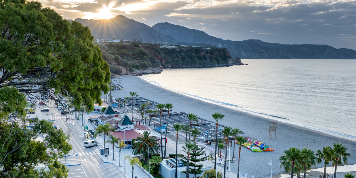 El Paseo Burriana de Nerja, lugar donde un trabajador ha sufrido una descarga eléctrica en la cabeza.